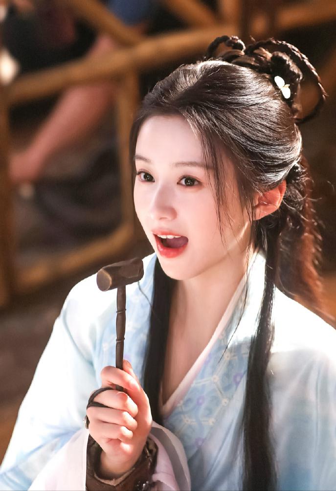 张婧仪、周也被认错,贵圈那些撞脸的双生花,暗战故事比剧精彩?