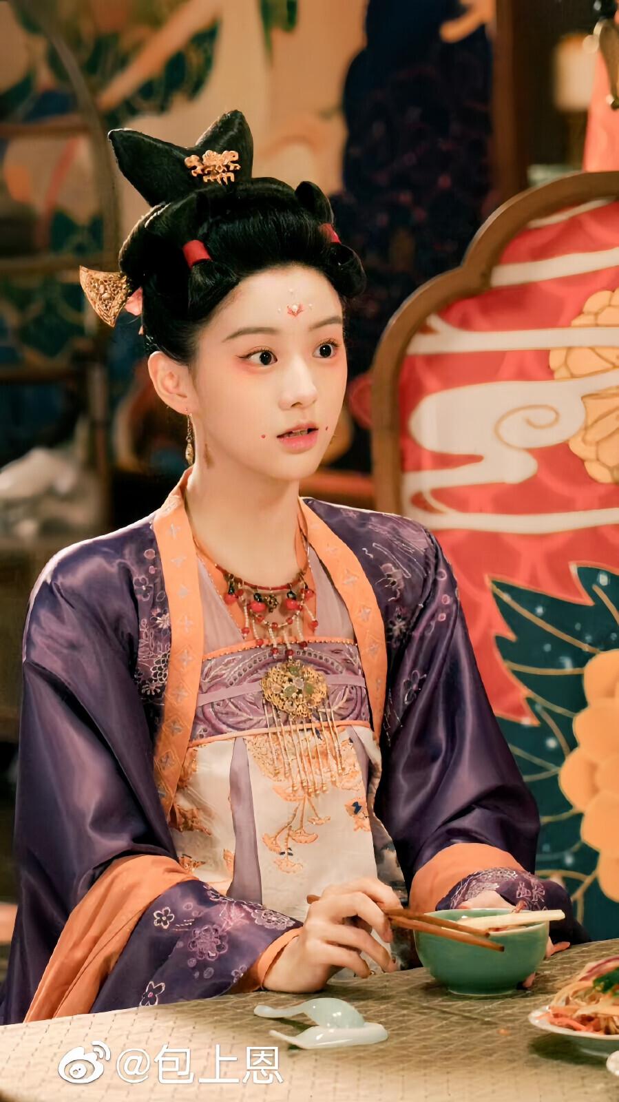 张婧仪、周也被认错,贵圈那些撞脸的双生花,暗战故事比剧精彩?