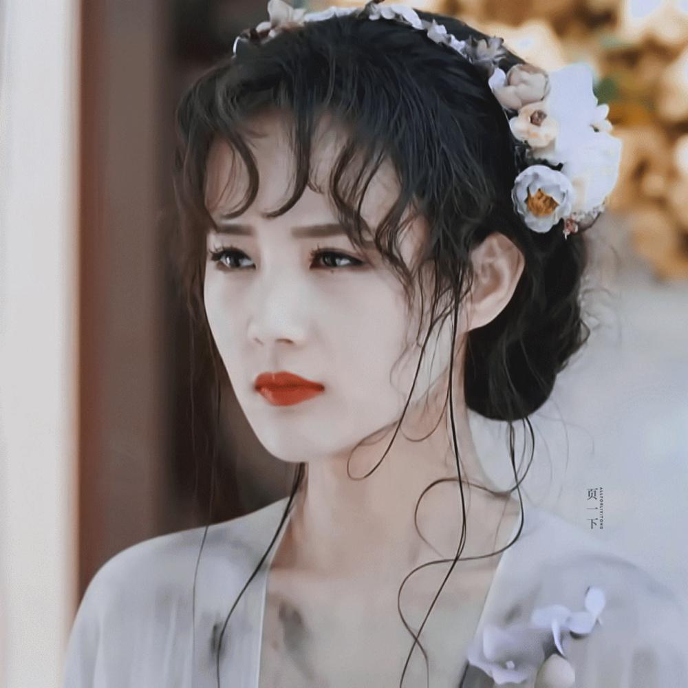 张婧仪、周也被认错,贵圈那些撞脸的双生花,暗战故事比剧精彩?