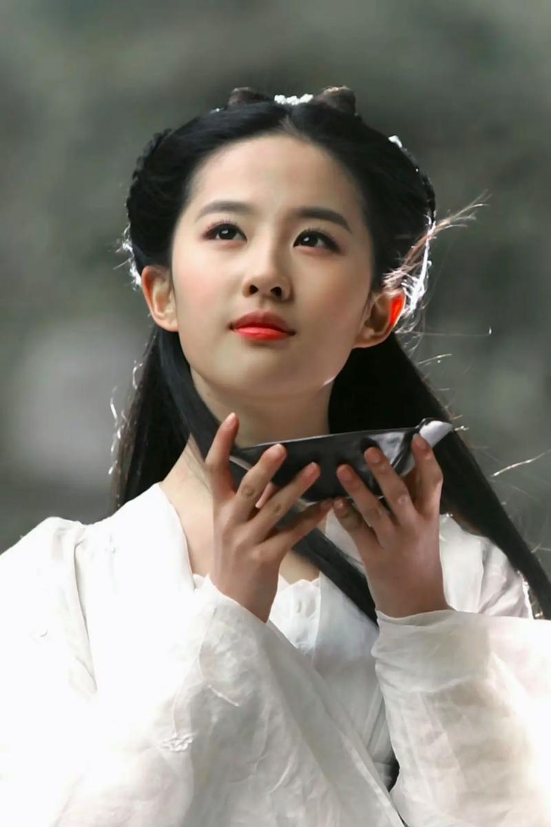 张婧仪、周也被认错,贵圈那些撞脸的双生花,暗战故事比剧精彩?