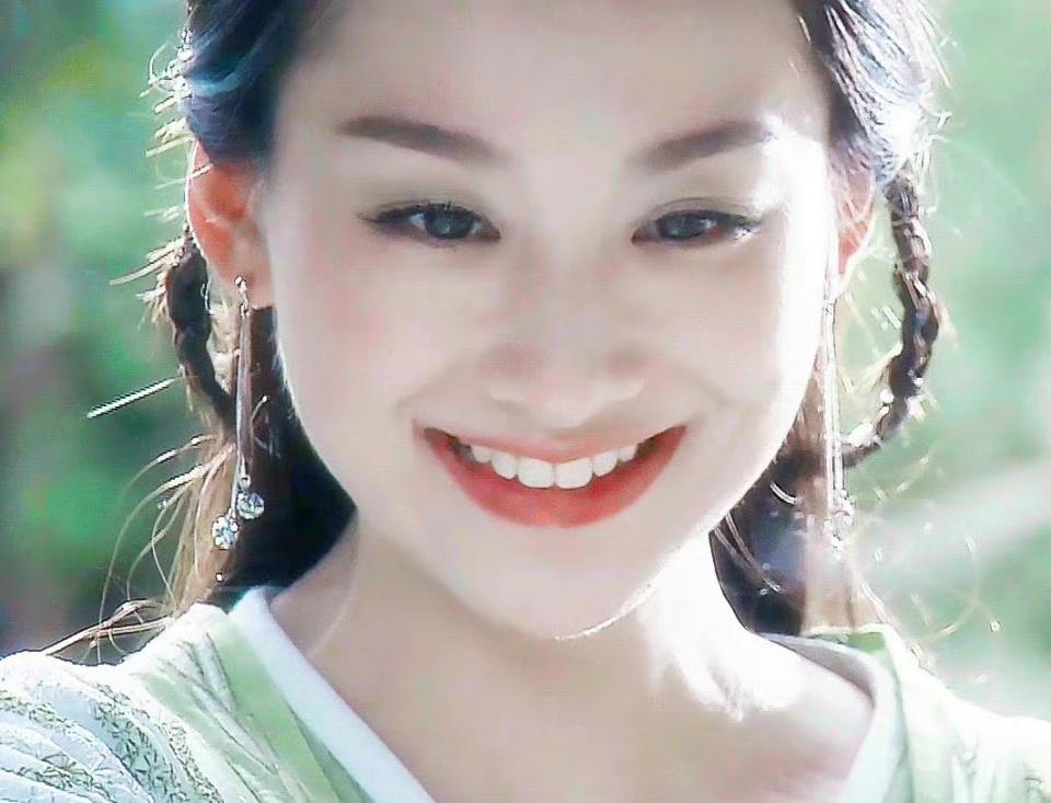张婧仪、周也被认错,贵圈那些撞脸的双生花,暗战故事比剧精彩?