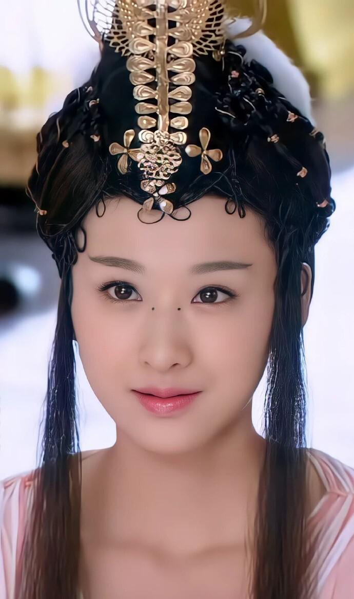张婧仪、周也被认错,贵圈那些撞脸的双生花,暗战故事比剧精彩?
