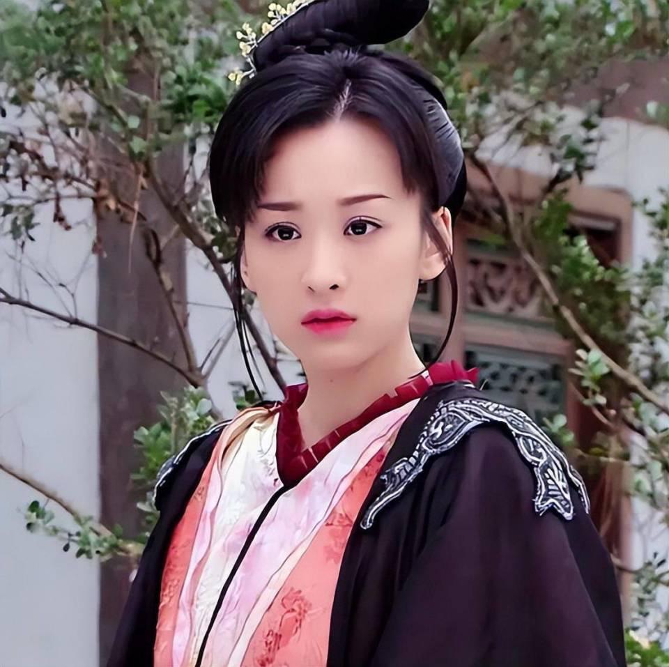 张婧仪、周也被认错,贵圈那些撞脸的双生花,暗战故事比剧精彩?
