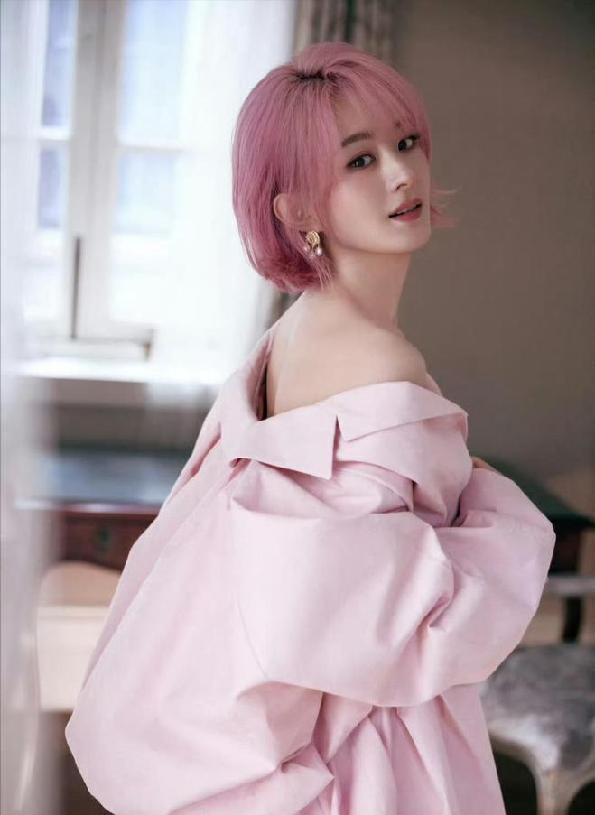 张婧仪、周也被认错,贵圈那些撞脸的双生花,暗战故事比剧精彩?