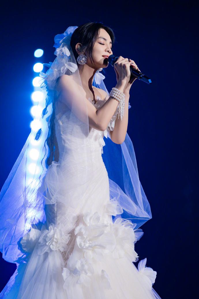 Ella陈嘉桦晒全家福庆结婚14周年!9岁儿子“豁牙”抢镜,网友:这才是被爱滋养的样子