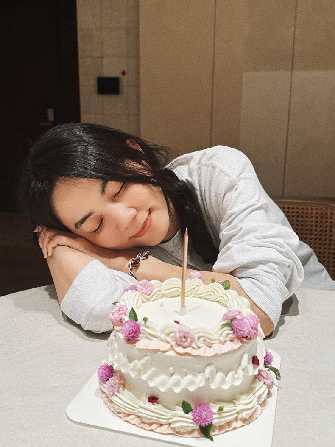 Ella陈嘉桦晒全家福庆结婚14周年!9岁儿子“豁牙”抢镜,网友:这才是被爱滋养的样子
