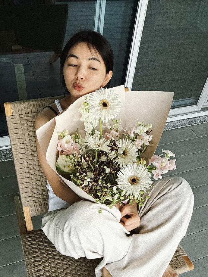Ella陈嘉桦晒全家福庆结婚14周年!9岁儿子“豁牙”抢镜,网友:这才是被爱滋养的样子