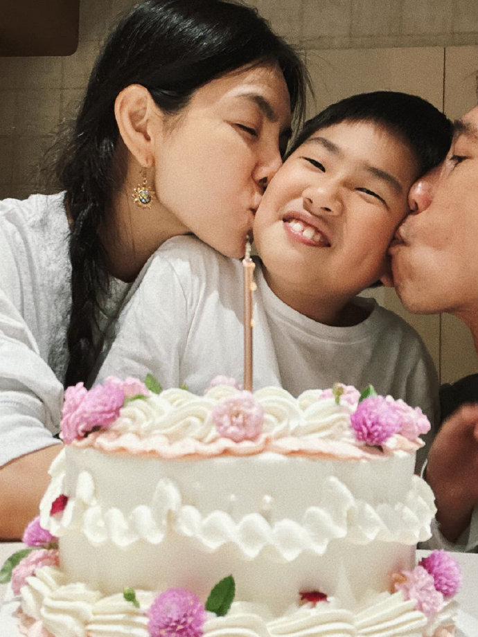 Ella陈嘉桦晒全家福庆结婚14周年!9岁儿子“豁牙”抢镜,网友:这才是被爱滋养的样子