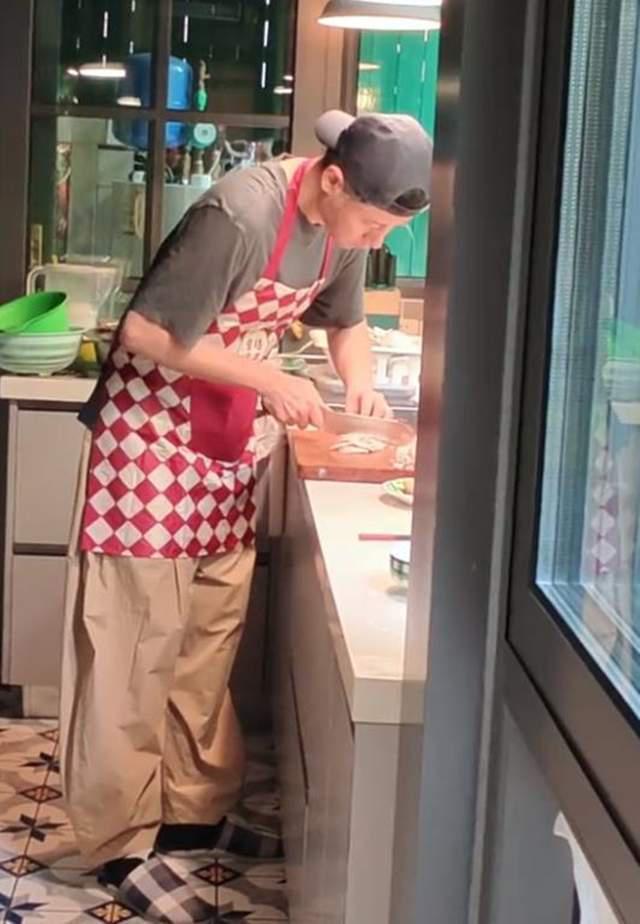 任重下厨为老婆孙骁骁做重庆江湖菜,别墅厨房不大,装修也很普通