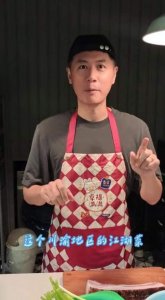 任重下厨为老婆孙骁骁做重庆江湖菜，别墅厨房不大，装修也很普通