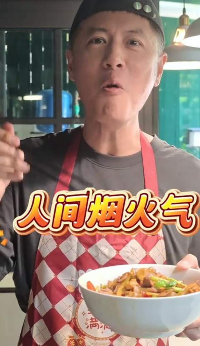 任重下厨为老婆孙骁骁做重庆江湖菜,别墅厨房不大,装修也很普通