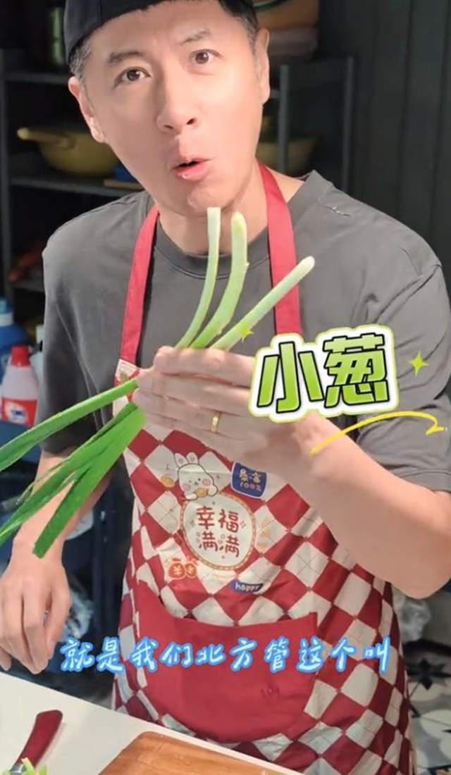 任重下厨为老婆孙骁骁做重庆江湖菜,别墅厨房不大,装修也很普通