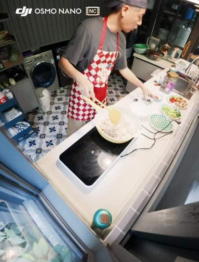 任重下厨为老婆孙骁骁做重庆江湖菜,别墅厨房不大,装修也很普通