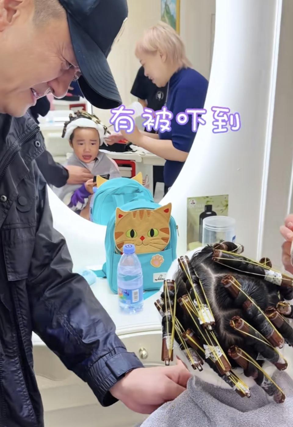 李亚鹏带女儿烫头发,4岁夏夏被满头卷吓哭,海哈金喜出镜瘦又美