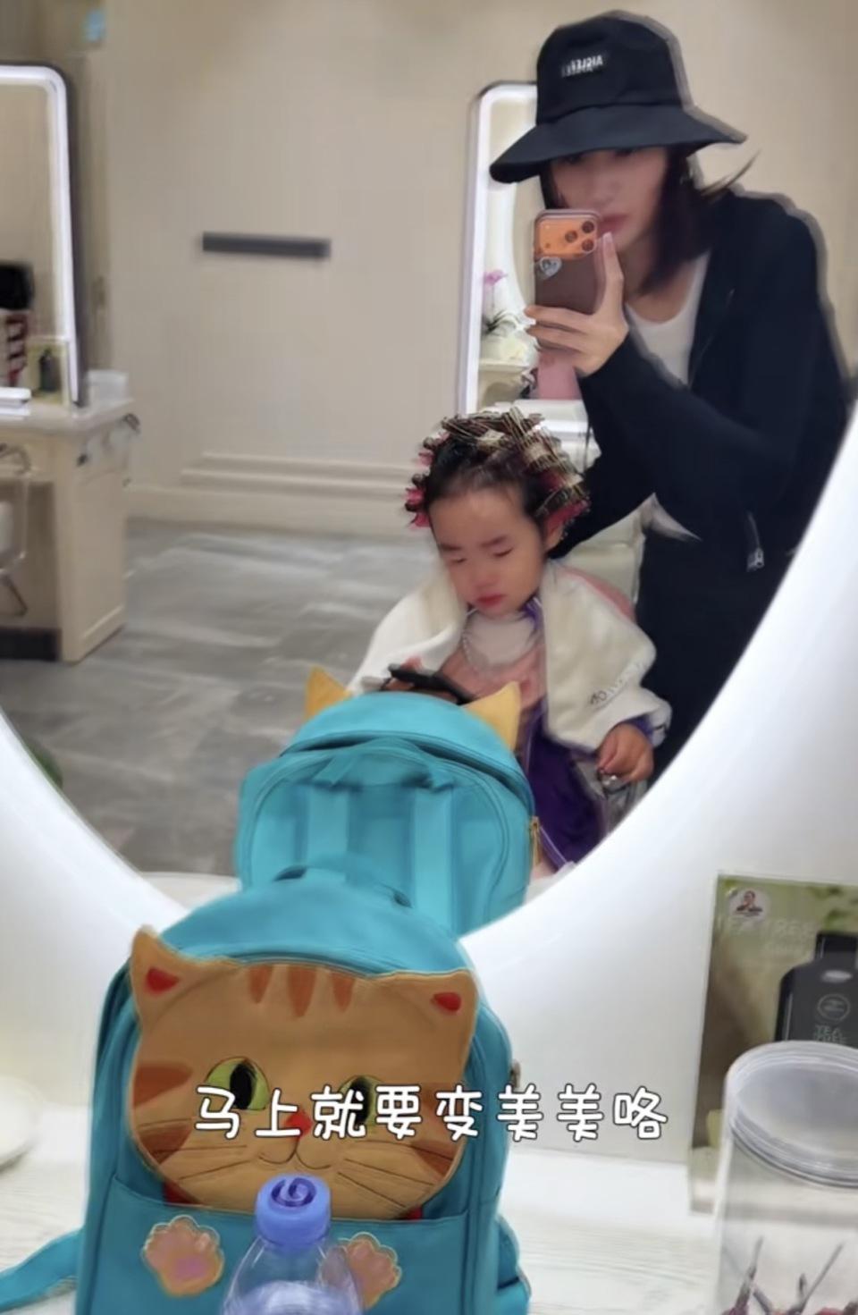 李亚鹏带女儿烫头发,4岁夏夏被满头卷吓哭,海哈金喜出镜瘦又美