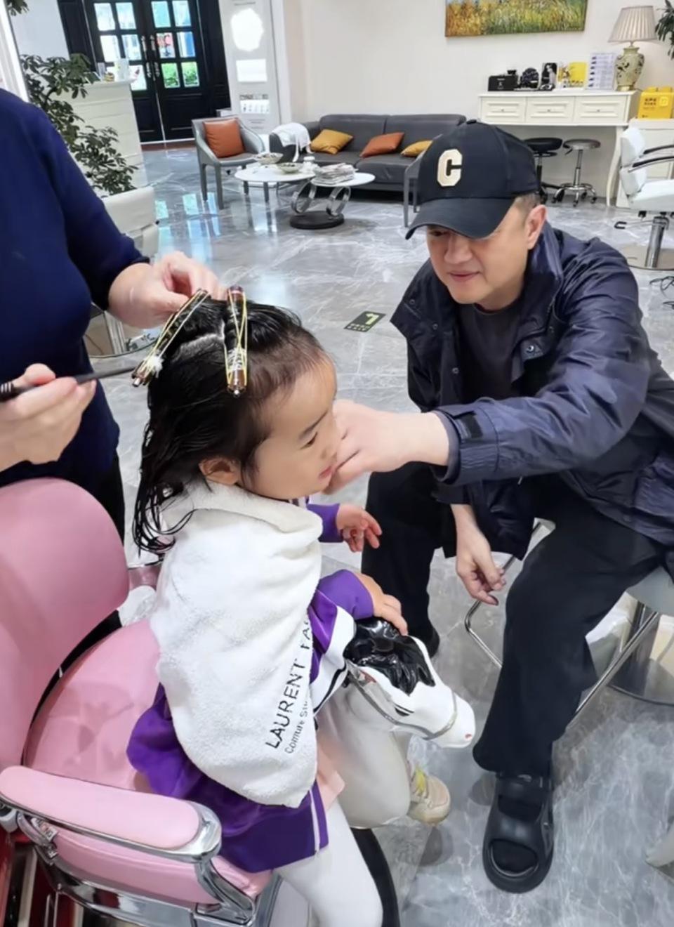 李亚鹏带女儿烫头发,4岁夏夏被满头卷吓哭,海哈金喜出镜瘦又美
