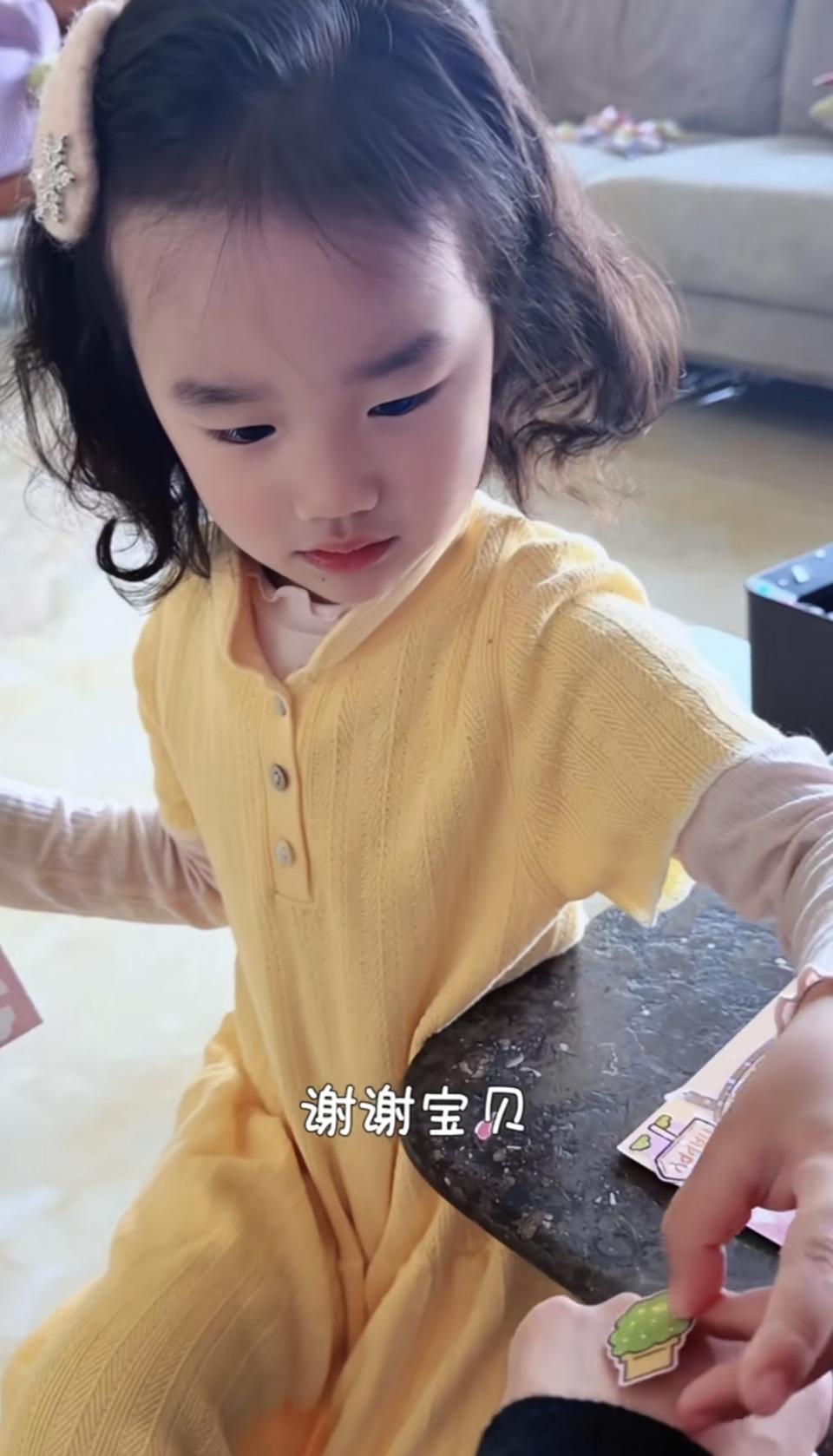 李亚鹏带女儿烫头发,4岁夏夏被满头卷吓哭,海哈金喜出镜瘦又美