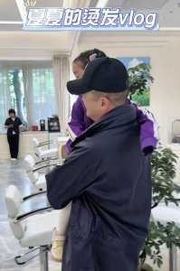 李亚鹏带女儿烫头发，4岁夏夏被满头卷吓哭，海哈金喜出镜瘦又美