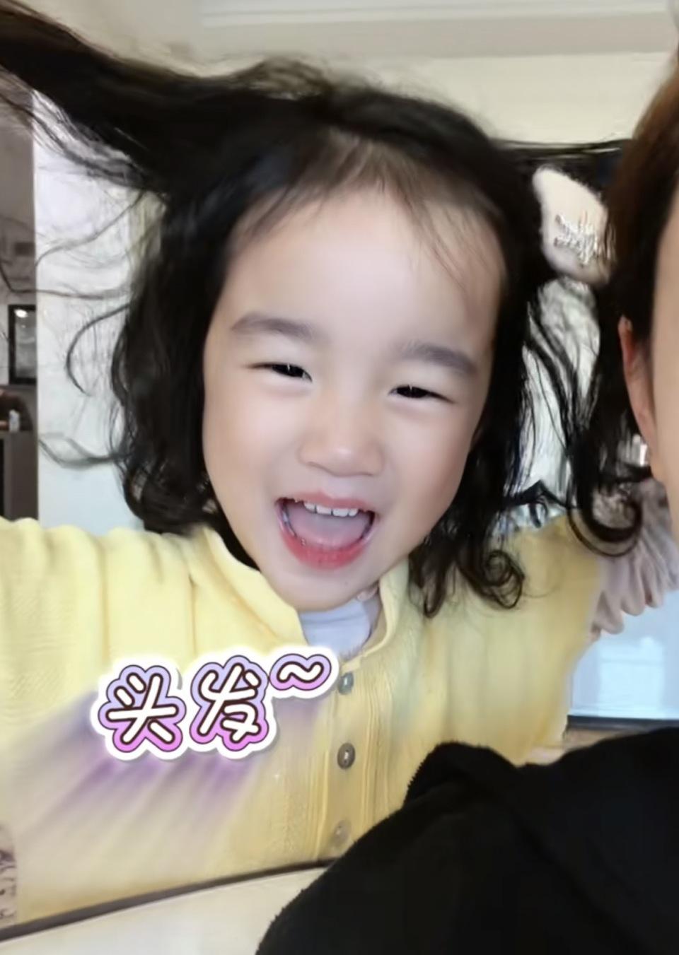 李亚鹏带女儿烫头发,4岁夏夏被满头卷吓哭,海哈金喜出镜瘦又美