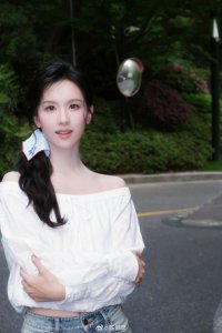 陈都灵春日散步随拍释出，白色露肩上衣配牛仔裤清新甜美