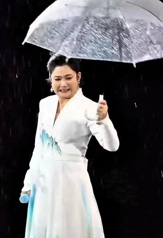 “扔伞之仇”终结篇?凤凰传奇深圳站:曾毅潇洒弃伞再开启“复仇”,玲花这次学聪明了