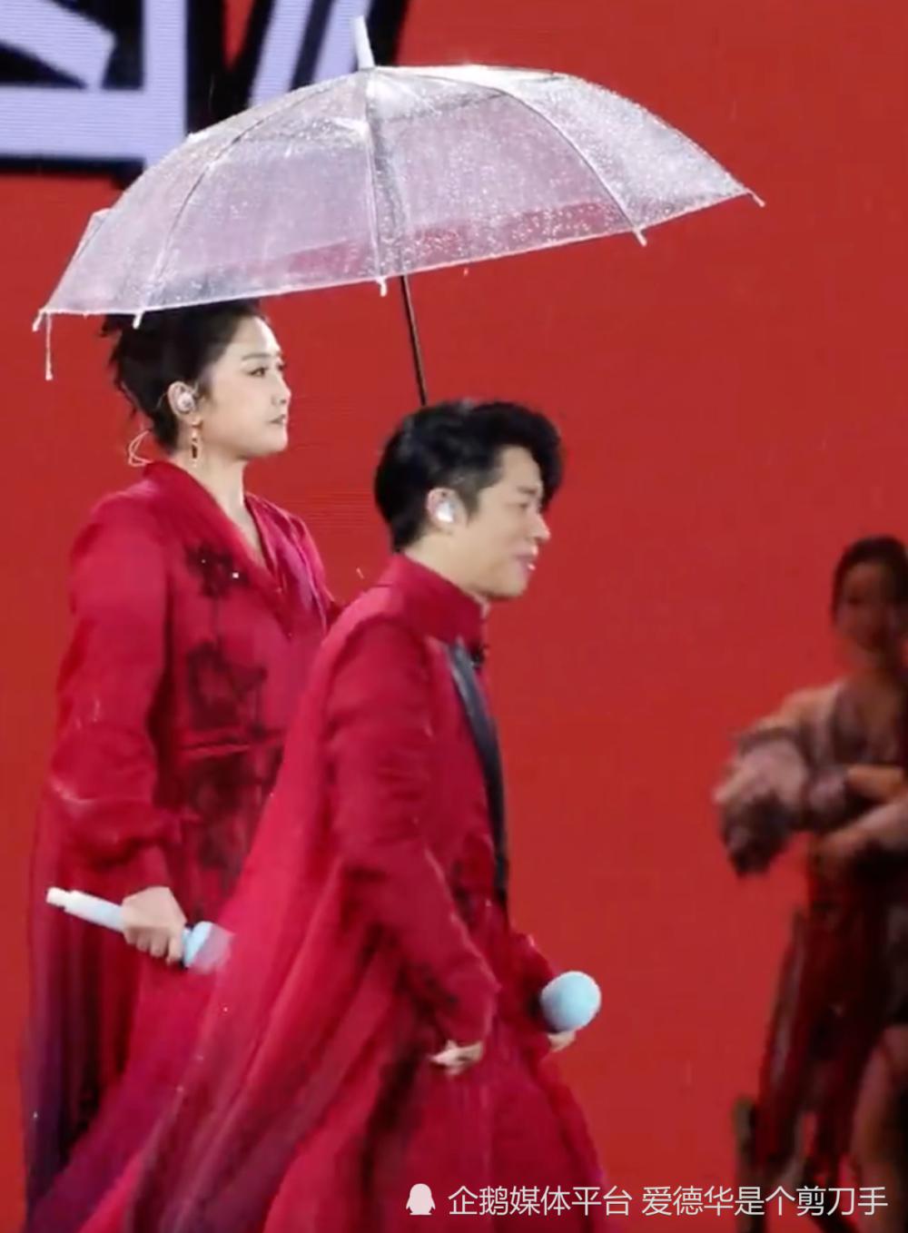 “扔伞之仇”终结篇?凤凰传奇深圳站:曾毅潇洒弃伞再开启“复仇”,玲花这次学聪明了