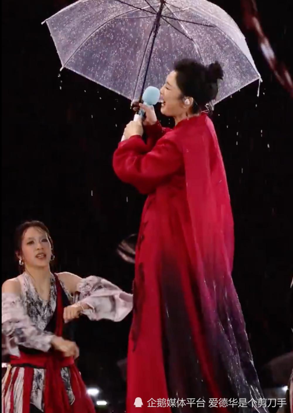 “扔伞之仇”终结篇?凤凰传奇深圳站:曾毅潇洒弃伞再开启“复仇”,玲花这次学聪明了