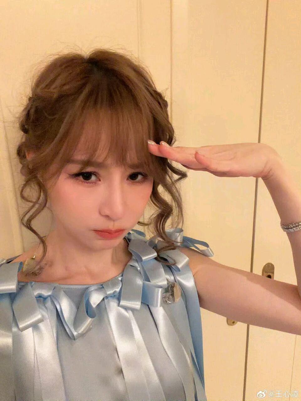 王心凌演唱会被激光烫伤,强忍疼痛完成演出,主办方道歉敷衍惹众怒