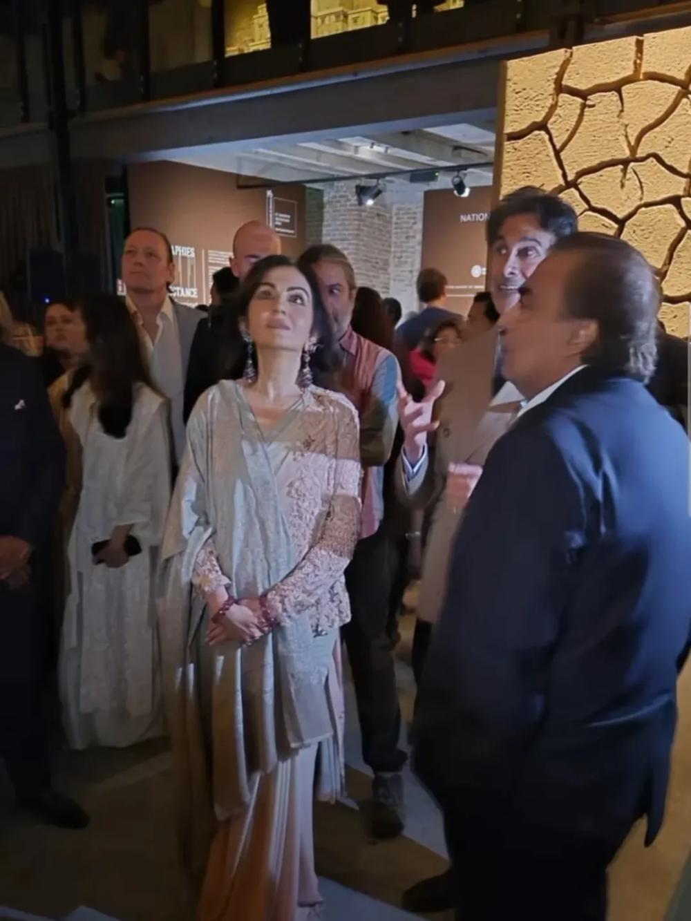 62岁印度首富太太闪耀威尼斯,红蓝宝石耳环惊艳,“代表印度”引发争议