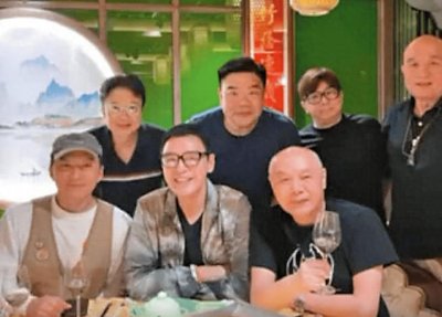 44岁袁伟豪与旧老板钟镇涛聚会，一脸愁容好憔悴，已两年无剧可拍