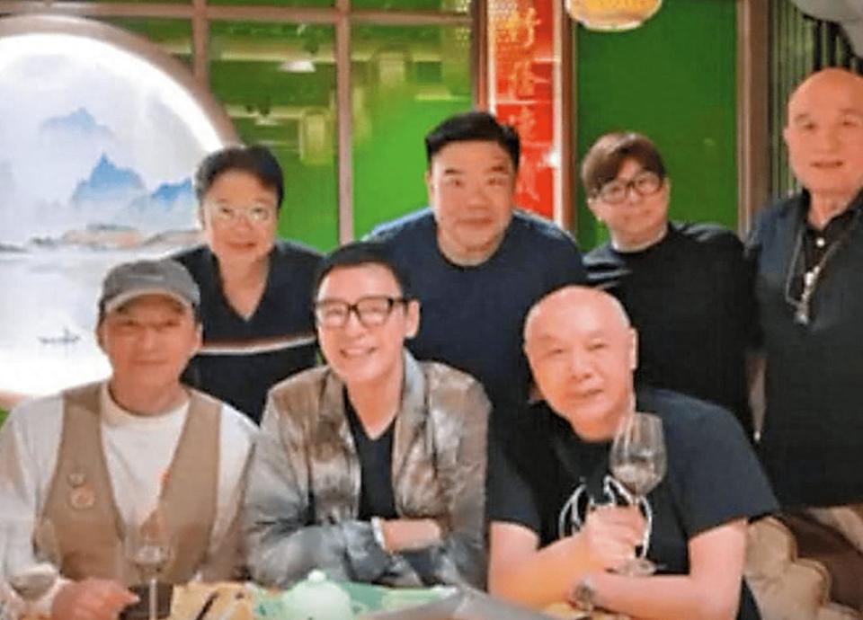 44岁袁伟豪与旧老板钟镇涛聚会，一脸愁容好憔悴，已两年无剧可拍