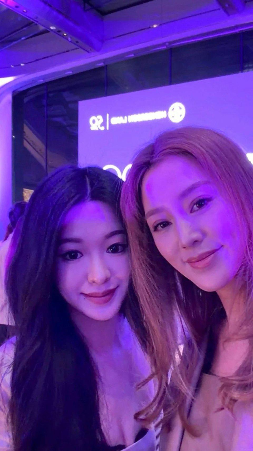 徐子淇低调出席母校校庆,在人群中特别突出,与学妹合照大方亲切