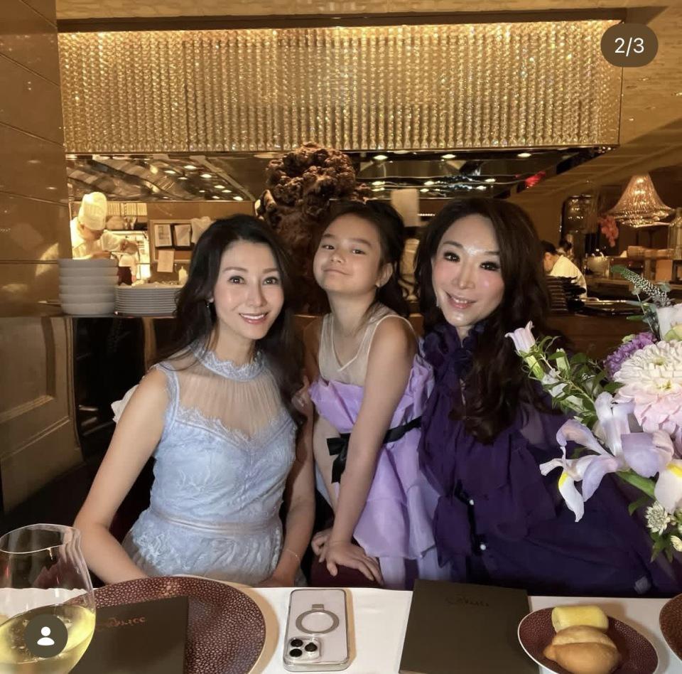 55岁李嘉欣提前庆祝母亲节,穿无袖薄纱身材纤瘦,15岁儿子没现身