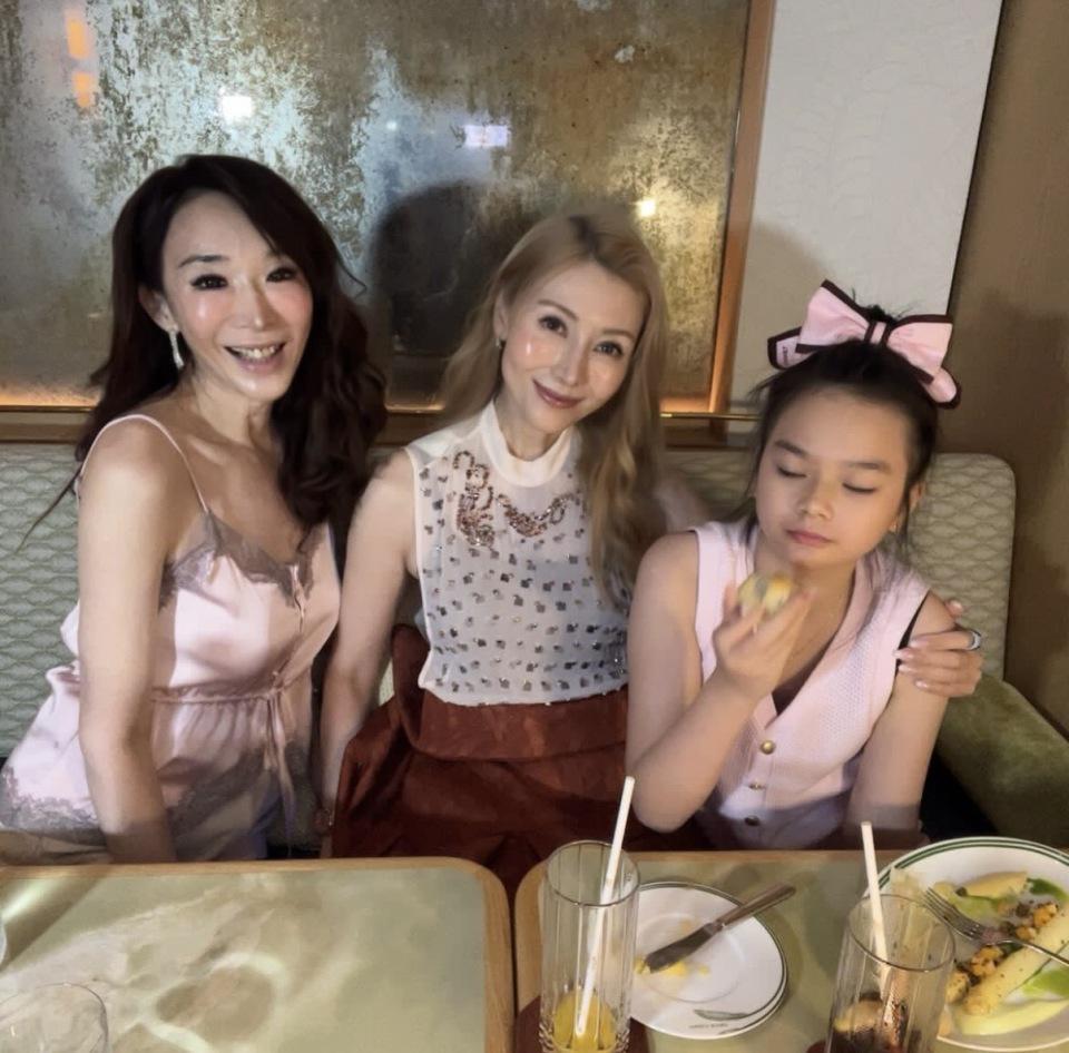 55岁李嘉欣提前庆祝母亲节,穿无袖薄纱身材纤瘦,15岁儿子没现身
