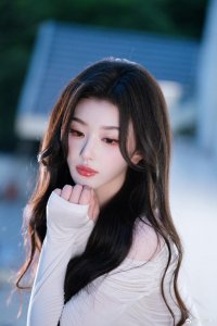 孔雪儿夏日美照释出，多套露肩穿搭清新甜美
