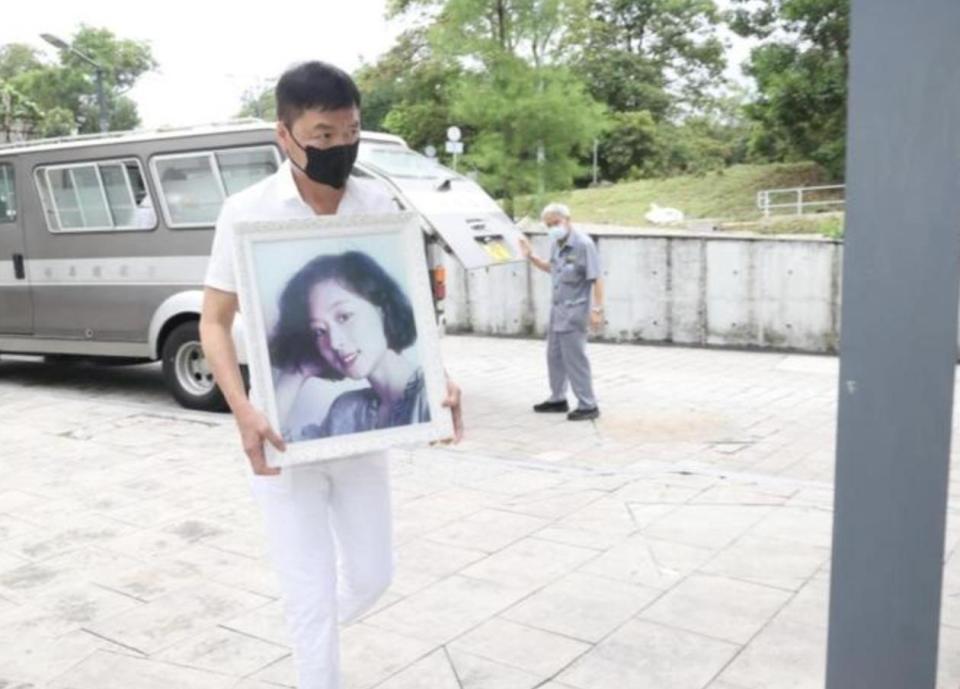 67岁香港绿叶丧妻一年公开近况,全家搬到离岛避世,称与伤痛共存