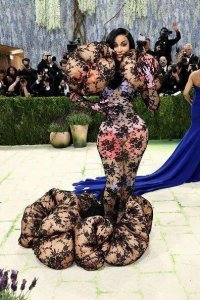 生理不适！Cardi B红毯造型被嘲像极了《生化》Boss