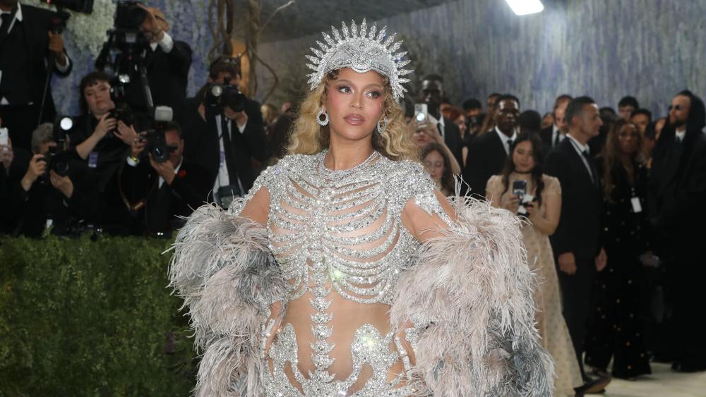 碧昂丝单挑Met Gala:一身珠宝超5000万美元,力压全场捐款总和