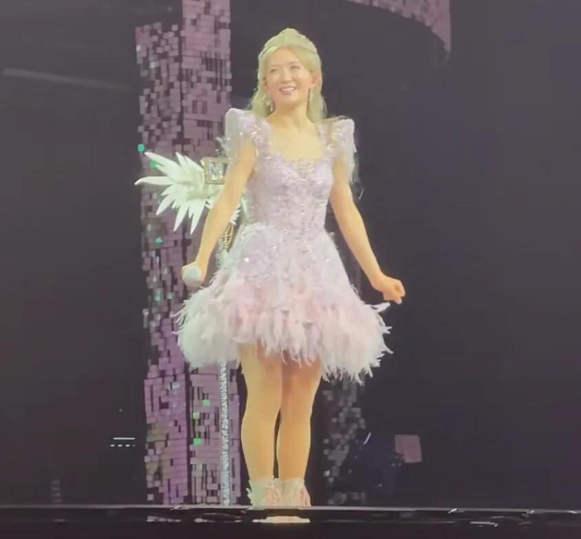 谢娜演唱会魏大勋不现身惹猜测,才懂娱乐圈的人情世故有多尴尬