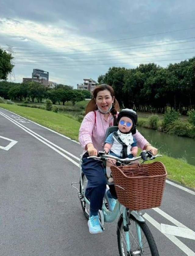 任家萱一家6口过节,露出身上疤痕看着都疼,3岁儿子对镜比心好萌