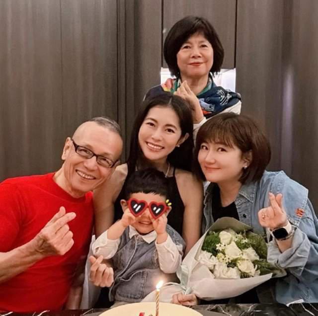 任家萱一家6口过节,露出身上疤痕看着都疼,3岁儿子对镜比心好萌
