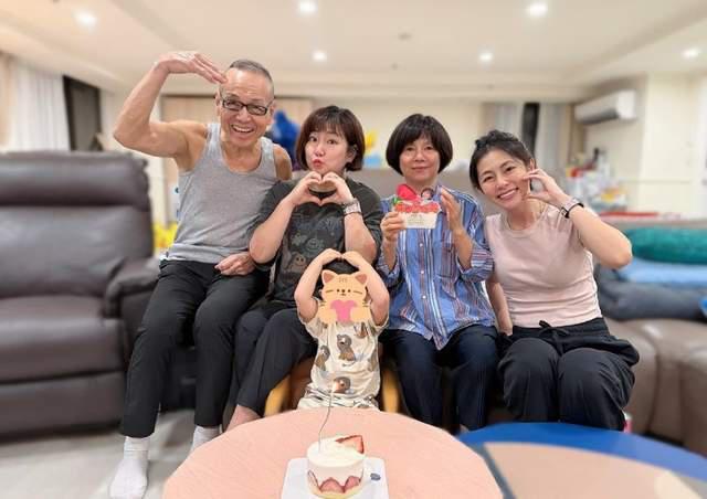 任家萱一家6口过节,露出身上疤痕看着都疼,3岁儿子对镜比心好萌