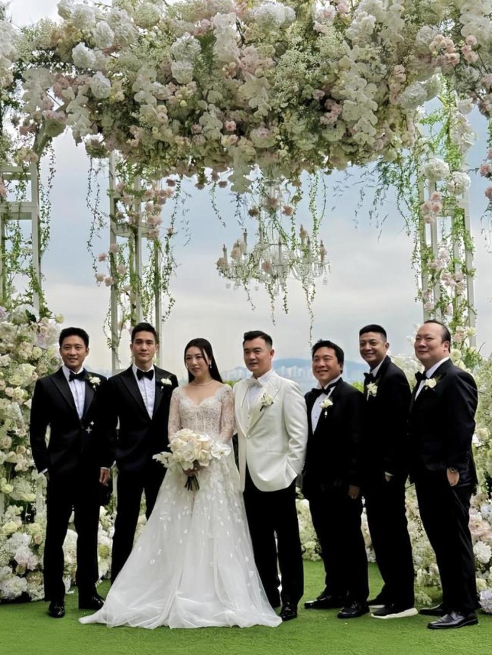 蔡卓妍公开婚讯后前任罕露脸,与阔少聚会心情大好,身边不缺女伴