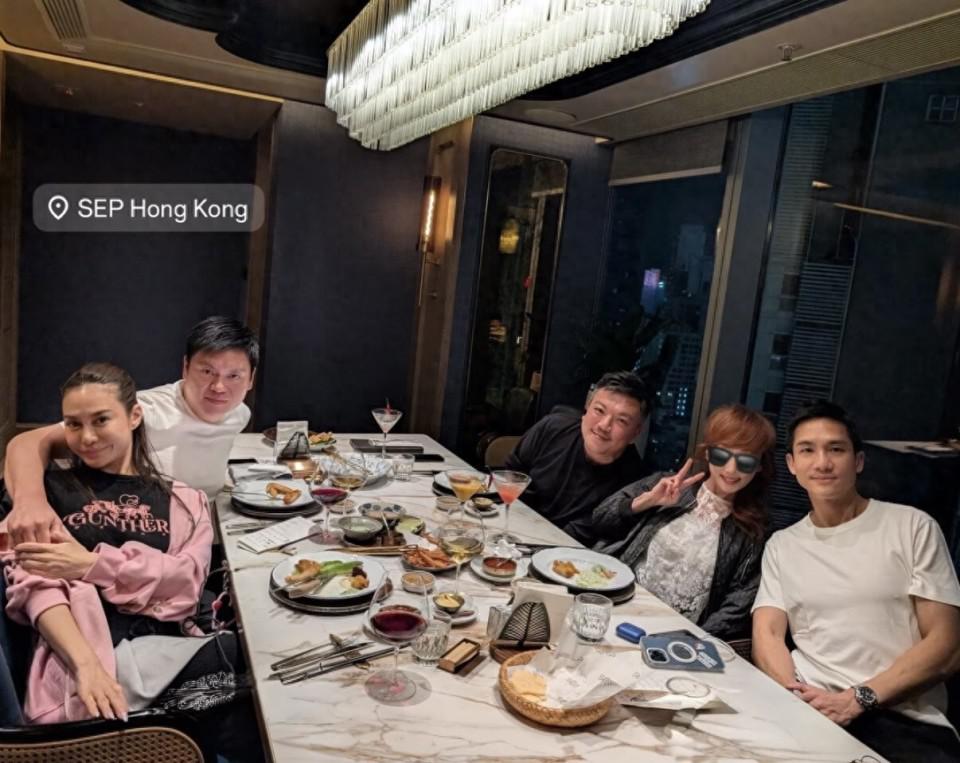 蔡卓妍公开婚讯后前任罕露脸,与阔少聚会心情大好,身边不缺女伴