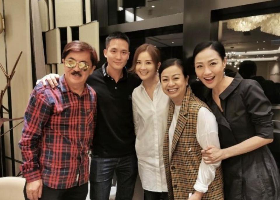 蔡卓妍公开婚讯后前任罕露脸,与阔少聚会心情大好,身边不缺女伴