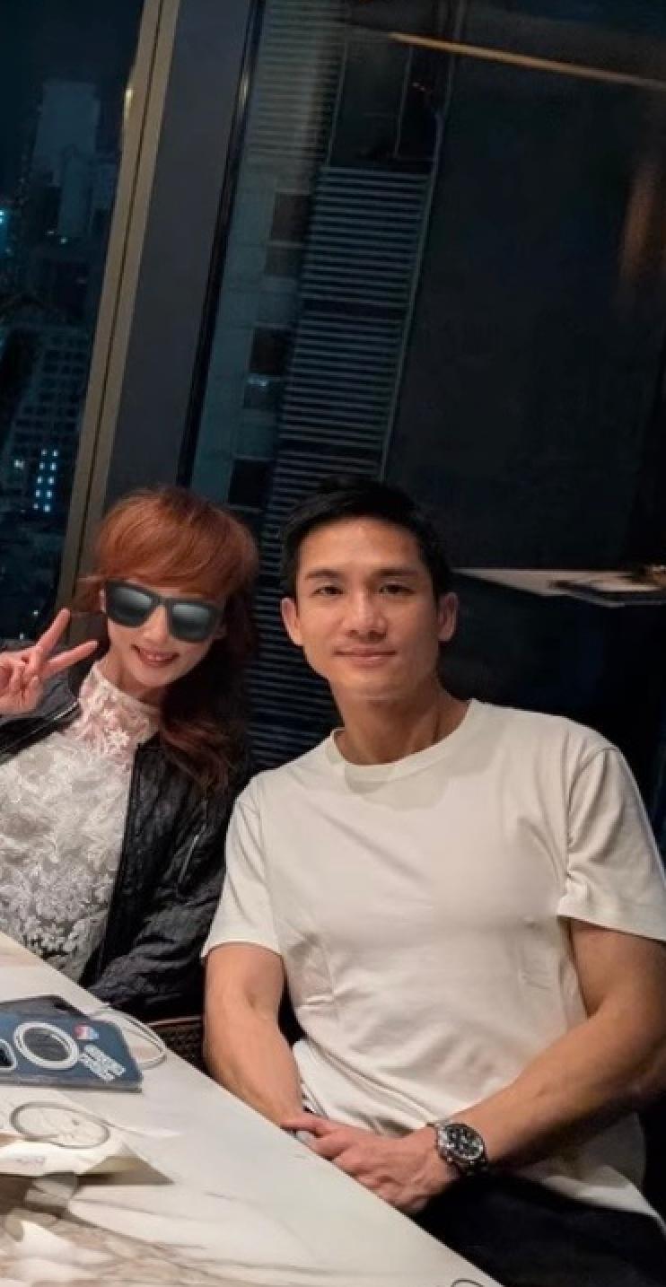 蔡卓妍公开婚讯后前任罕露脸,与阔少聚会心情大好,身边不缺女伴