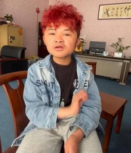 “小马云”范小勤成年首播：染红发戴耳钉，全程只会说“谢谢老板”