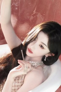 孔雪儿亮片裙闪耀出众 温柔撩人氛围感十足