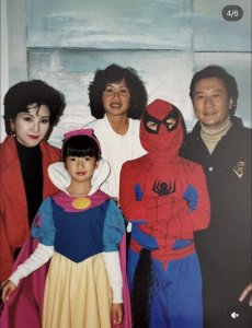 谢婷婷晒照庆祝母亲节，小7岁男友同框狄波拉，三代同堂相处融洽