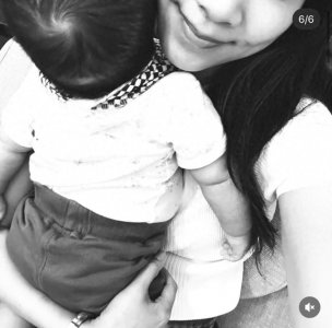 39岁吴雨霏母亲节宣布再做妈妈，晒婴儿脚照，已有仨娃又收养一娃